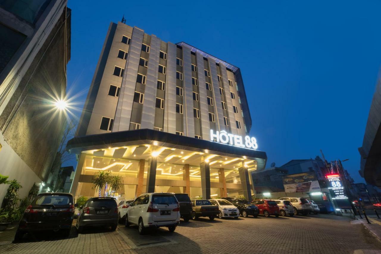 Hotel 88 Itc Fatmawati Jakarta By Wh Jacarta Exterior foto